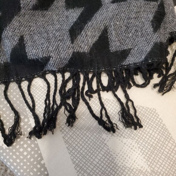 Steve Madden OSFM Houndstooth Gray Black Poncho Wrap‎ 100% acrylic Tassel Fringe - Picture 6 of 10